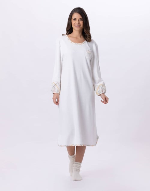 Warm nightgown the ideal material Le Chat